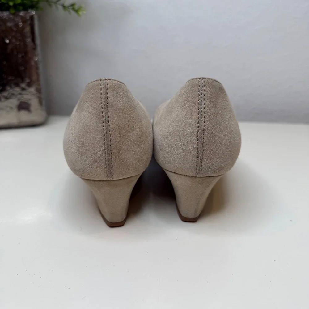 Tod's Wedge Pumps Womens Beige Suede Round Toe Italian Luxury Classic 37.5/7.5